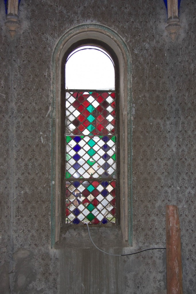 okno 7b - jv okenná výplň svätyne interiér